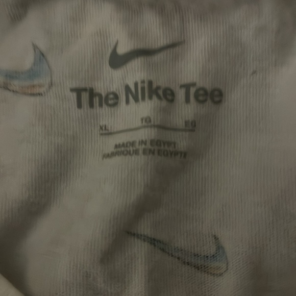 Nike shirts and one jordan - Picture 6 of 11